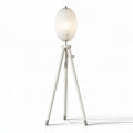 Vloerlamp met een witte lampenkap van kunststof en houten standaard 25 x 25 x 150cm